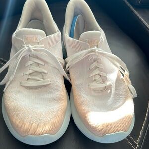 Kizik step in sneakers sz 101/2 I wear a 10 but in kiziks I size up